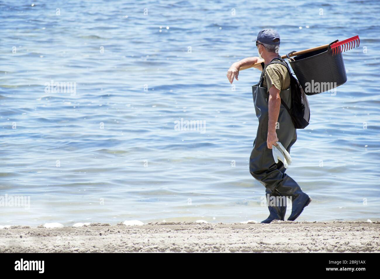 Lopagan, Murcia, Spagna, 20 maggio 2020: Anziani volontari in pensione pulire il Mar Menor, la più grande laguna d'acqua salata d'Europa situata nel sud di Sp Foto Stock