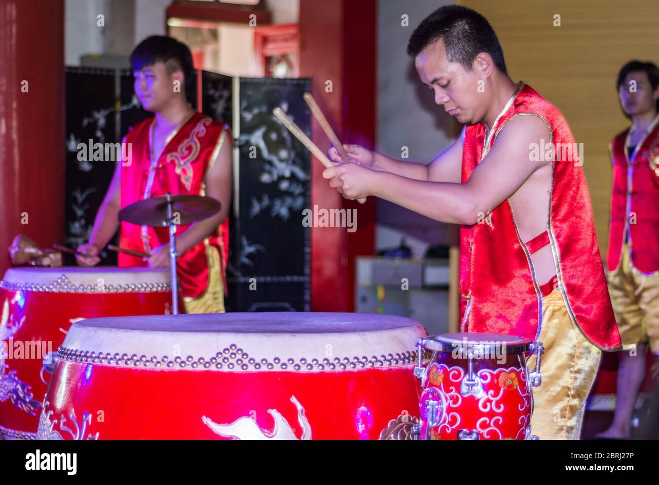 Xian / Cina - 3 agosto 2015: Spettacolo musicale a tamburo nel famoso punto di riferimento della torre del tamburo a Xian, ex capitale della Cina imperiale. Foto Stock