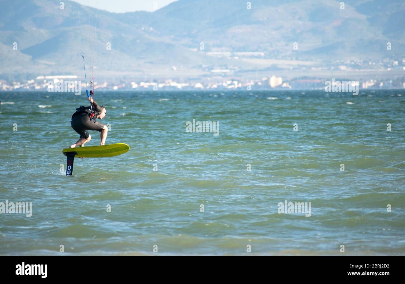Los Narejos, Spagna, 20 maggio 2020: Sportivo che pratica il kite di hydrofiol surf durante la fase 1 di de-escalation di Covid-19 alle coste spagnole. Aliscafo ki Foto Stock