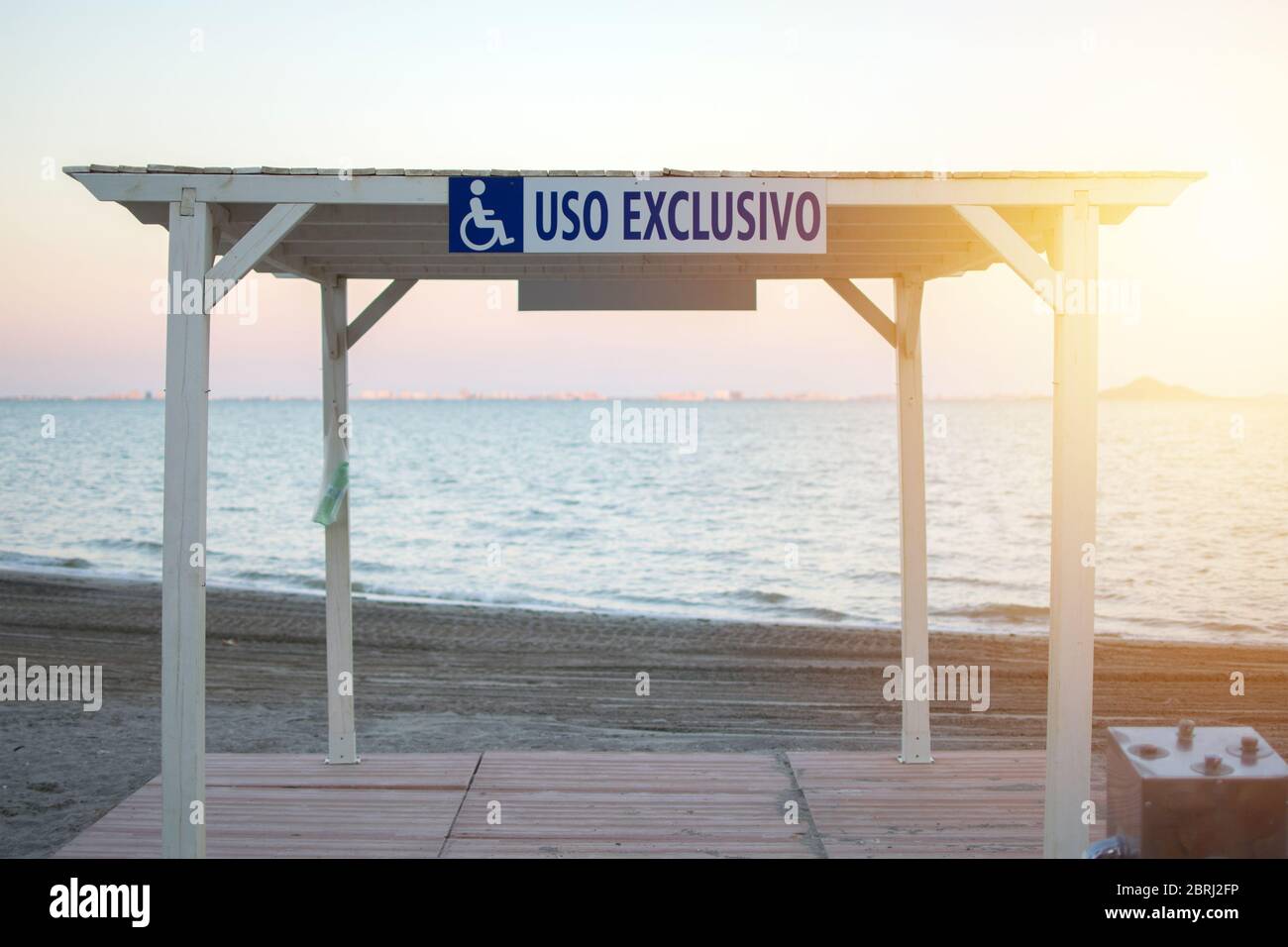 Arbor per uso esclusivo su sedia a rotelle presso la spiaggia di Los Narejos in Spagna. Luoghi in spiaggia per persone con disabilitàil segno è blu su un bac bianco Foto Stock