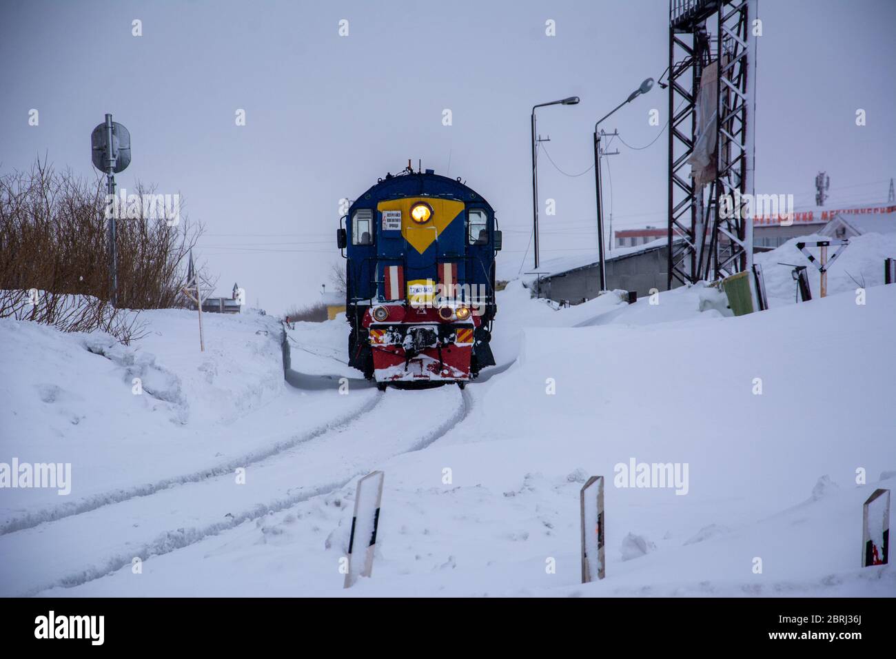 Vorkuta, Repubblica di Komi, Russia - 7 marzo 2020. Il treno viaggia, c'è molta neve intorno. Spazio di copia Foto Stock