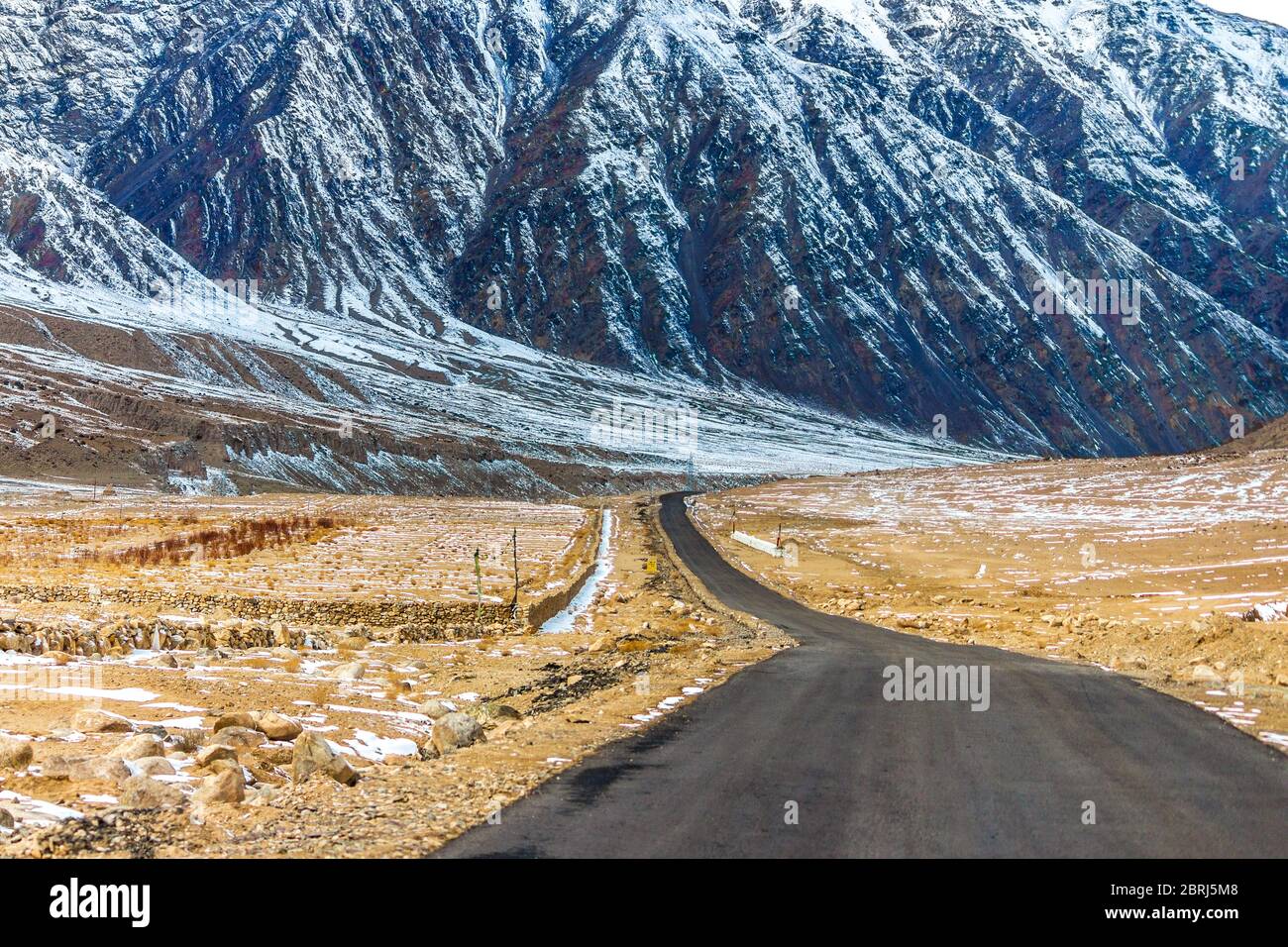 Road to Heaven in Ladakh situato a Jammu & Kashmir, India. Viaggiare sulle strade di Ladakh è un modo troppo divertente e avventuroso. Montagne di neve in Ladakh. Foto Stock