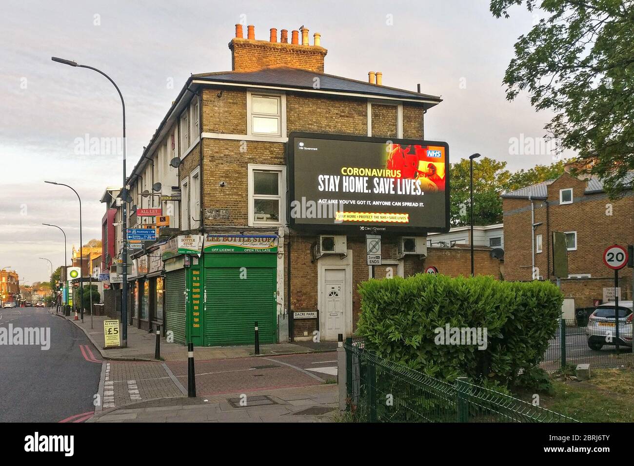 Londra, Regno Unito - 27 aprile 2020: Visualizzazione di annunci leggeri con consulenza da parte dell'NHS, che chiede alle persone di rimanere a casa durante l'epidemia di coronavirus covid-19; Foto Stock