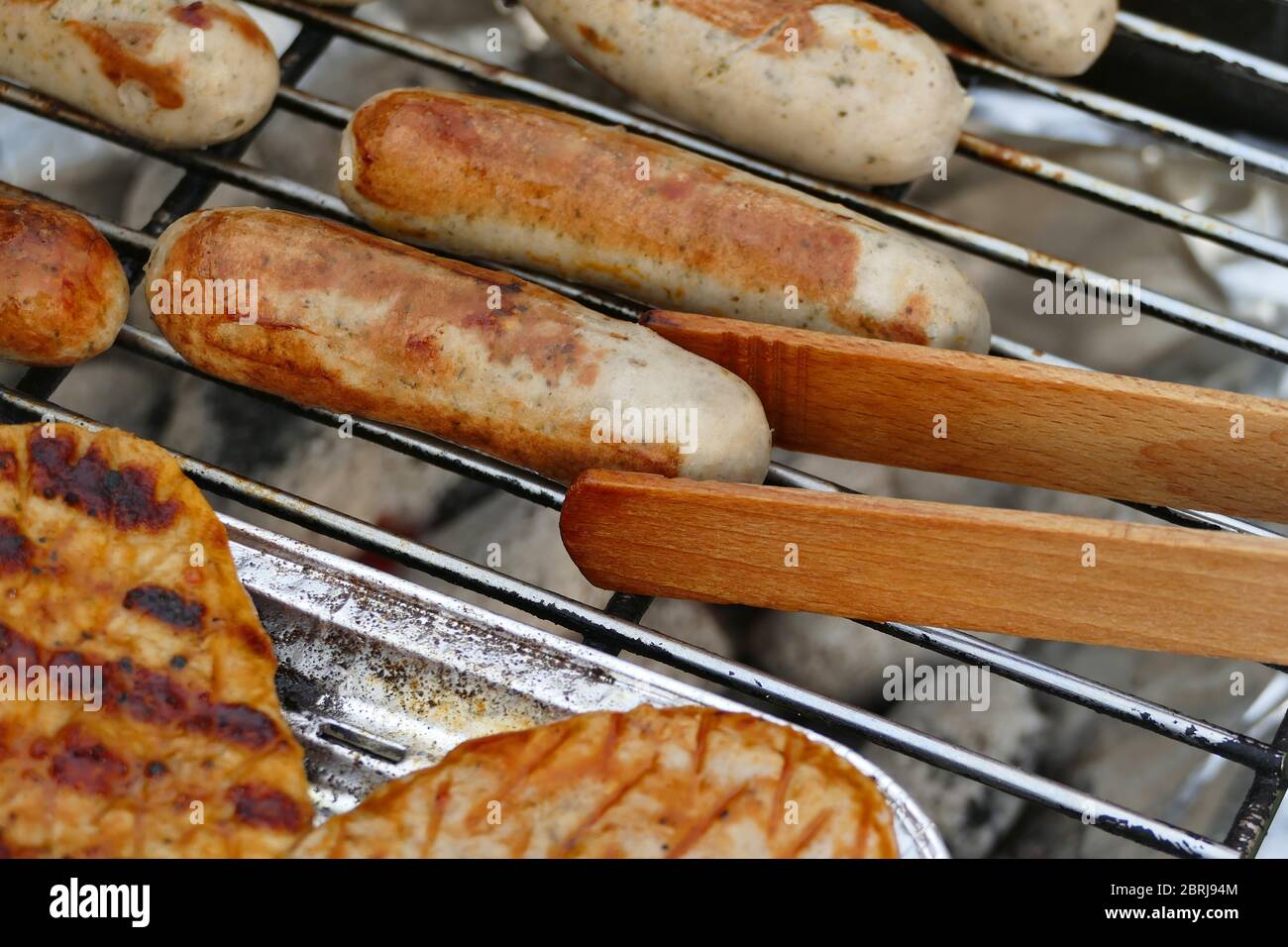 Deliziosa salsiccia alla griglia in estate Foto Stock