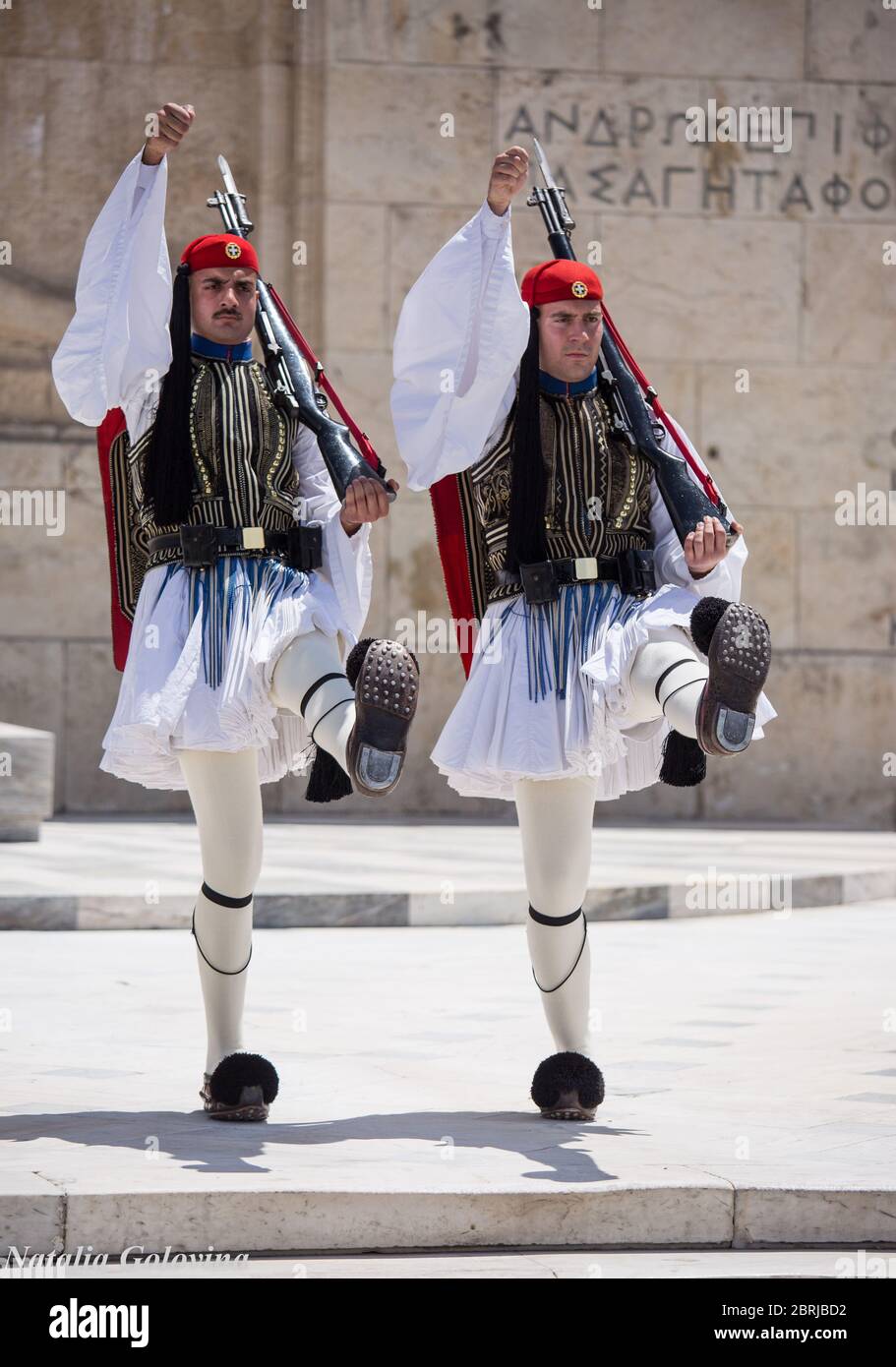 Atene, Grecia - 01 maggio 2019: Soldati greci Evzones vestiti in uniformi insolite tradizionali, si riferisce ai membri della Guardia Presidenziale, un eli Foto Stock