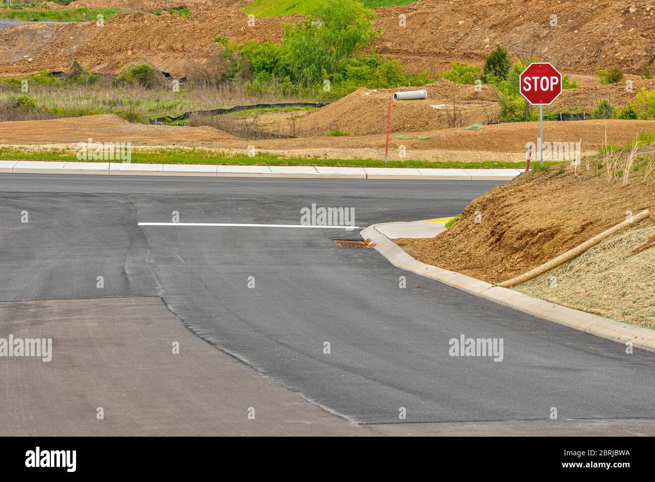 Ripresa orizzontale di un incrocio stradale in una nuova costruzione residenziale. Foto Stock