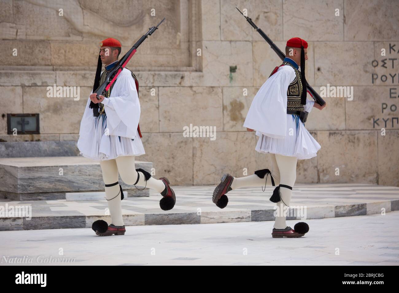 Atene, Grecia - 01 maggio 2019: Soldati greci Evzones vestiti in uniformi insolite tradizionali, si riferisce ai membri della Guardia Presidenziale, un eli Foto Stock