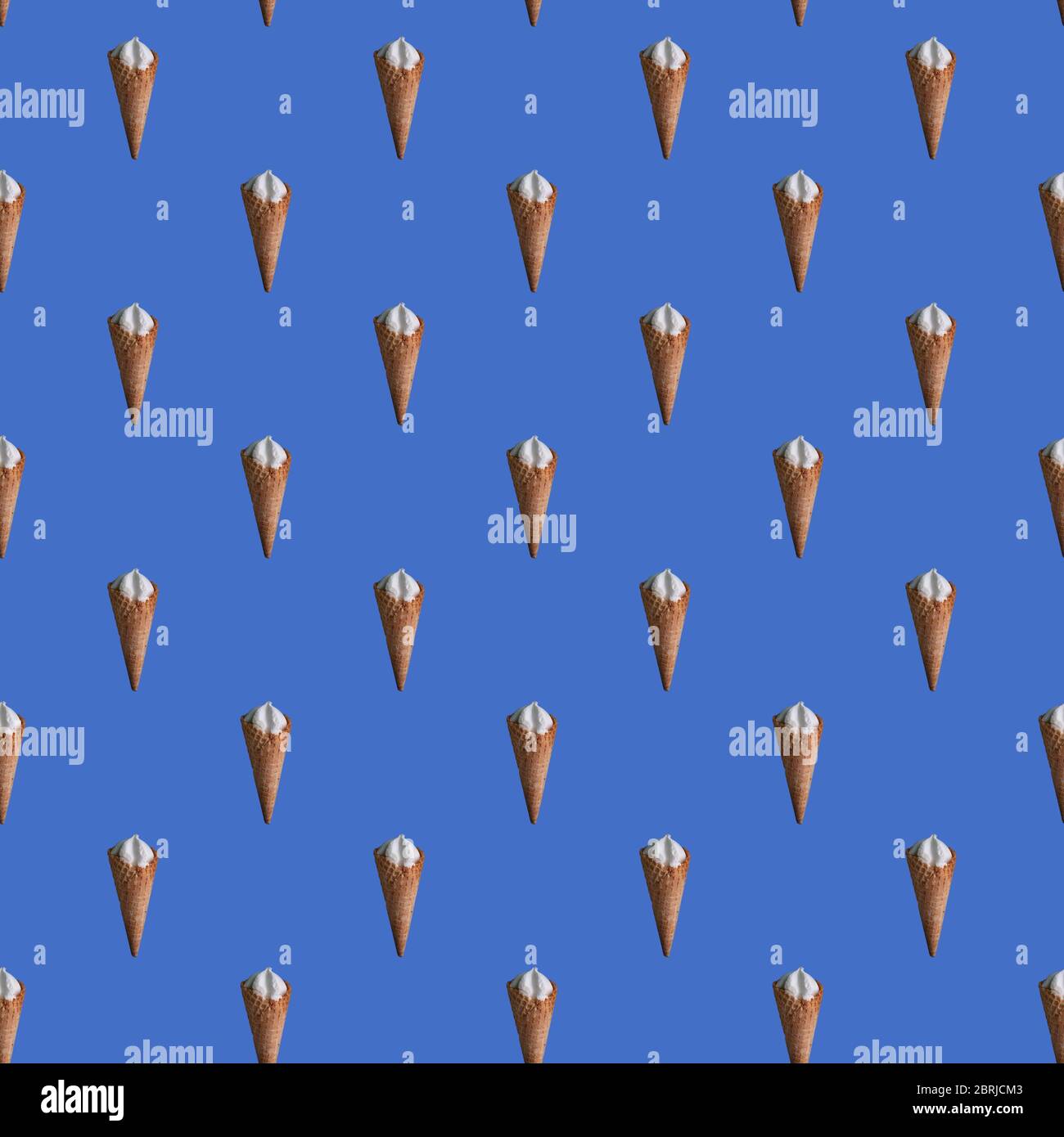 Cono gelato con motivo senza cuciture, fondo blu. Modello di carta da imballaggio Foto Stock