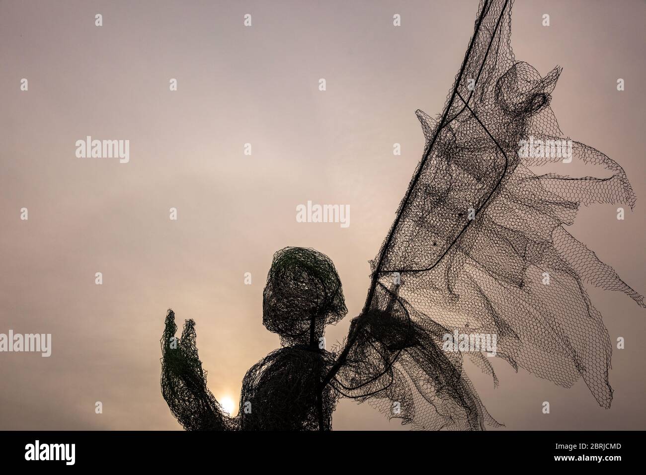 Birmingham, Regno Unito. 21 Maggio 2020. Una scultura realizzata dall'artista del Black Country Luke Perry è raffigurata con il sole nelle sue mani. La scultura mista di mezzi e fili è stata progettata per essere un "grazie" al NHS, e si trova a Lightwoods Park, Birmingham. Credit: Peter Lopeman/Alamy Live News Foto Stock