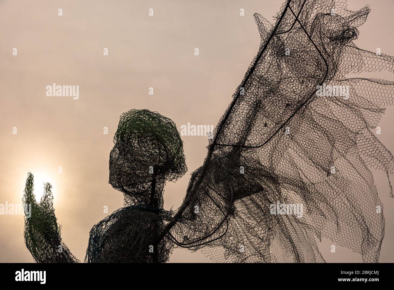 Birmingham, Regno Unito. 21 Maggio 2020. Una scultura realizzata dall'artista del Black Country Luke Perry è raffigurata con il sole nelle sue mani. La scultura mista di mezzi e fili è stata progettata per essere un "grazie" al NHS, e si trova a Lightwoods Park, Birmingham. Credit: Peter Lopeman/Alamy Live News Foto Stock