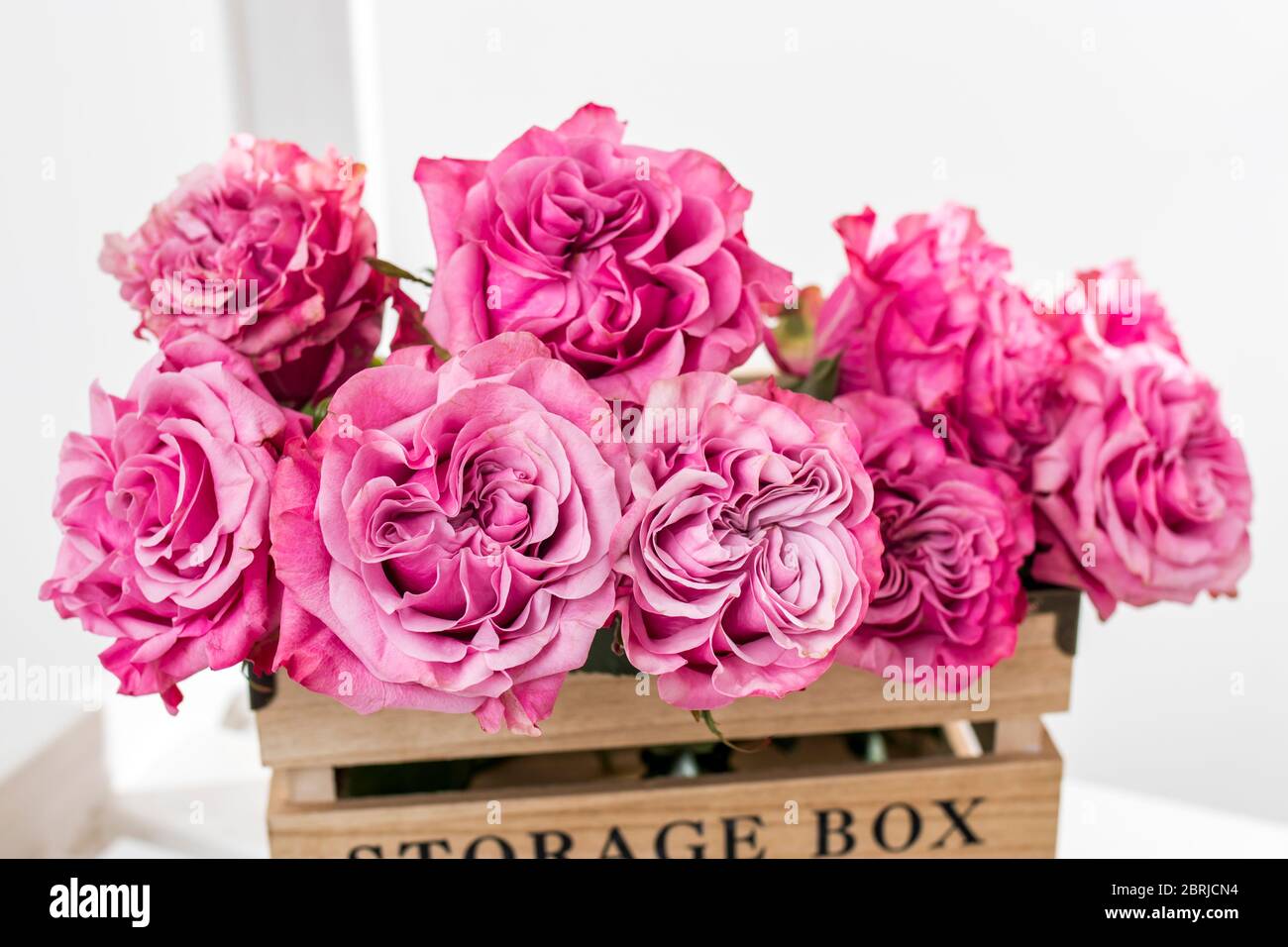 Cassetta di legno con bouquet di rose rosa. Decorazione domestica. Spazio  di copia Foto stock - Alamy