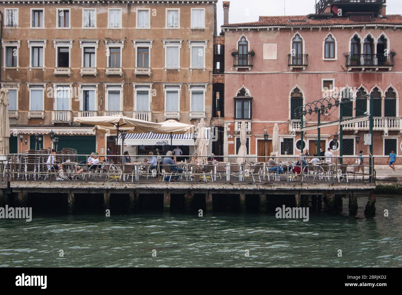 VENEZIA, ITALIA - MAGGIO: I cittadini godono di un open bar con posti a sedere lungo il canale della Giudecca il 18 maggio 2020 a Venezia, Italia. Ristoranti, bar, caffè, ha Foto Stock