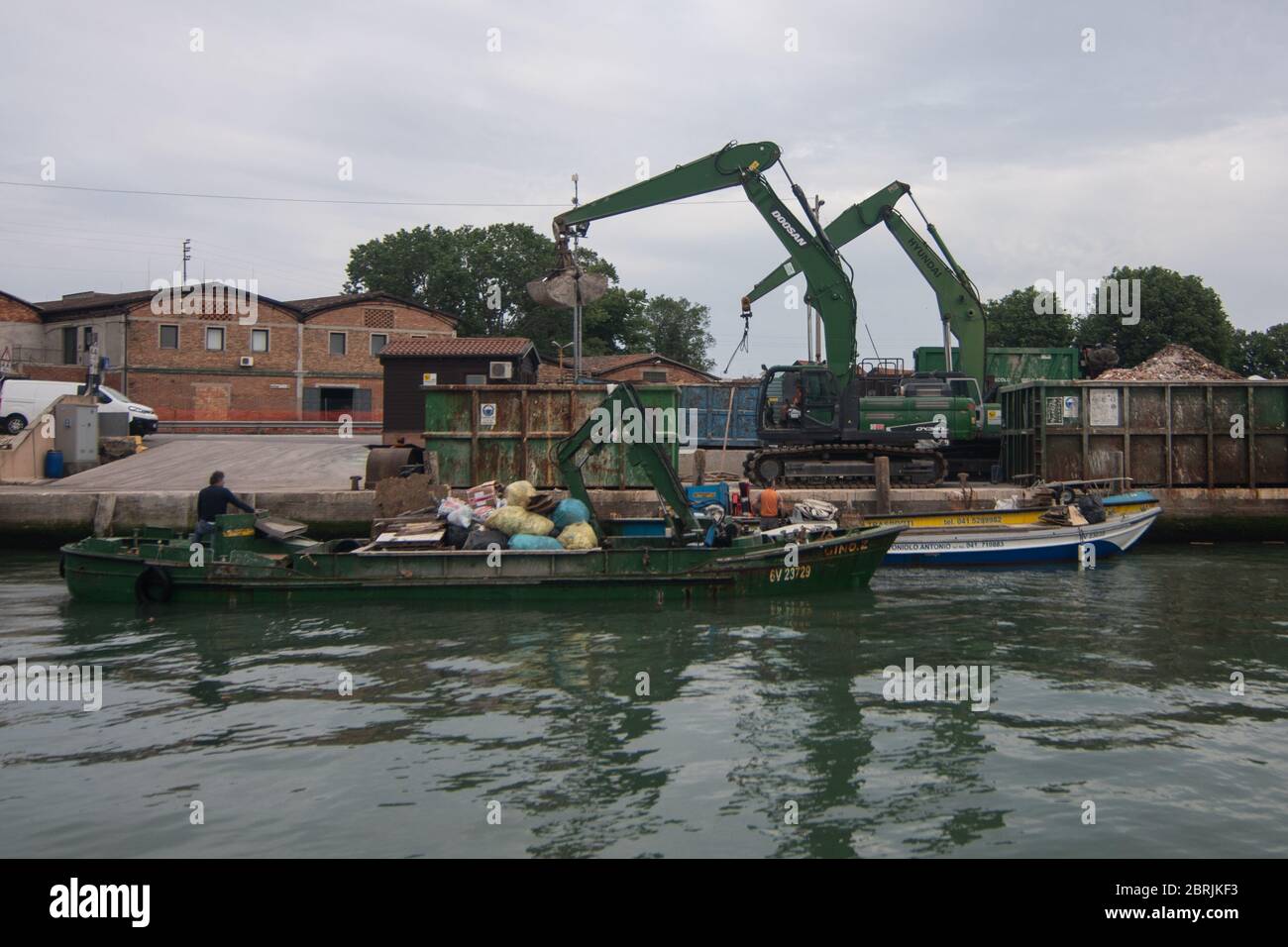 VENEZIA, ITALIA - MAGGIO:lavoratori a bordo di barche il 18 maggio 2020 a Venezia, Italia. Ristoranti, bar, caffè, parrucchieri e altri negozi hanno riaperto, oggetto t Foto Stock