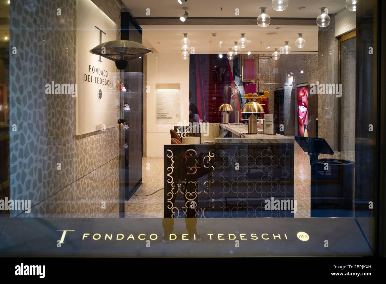 VENEZIA, ITALIA - MAGGIO: Il negozio di lusso Fondaco dei Tedeschi è chiuso come altre aziende che per l'assenza di turisti e restrizioni hanno d Foto Stock