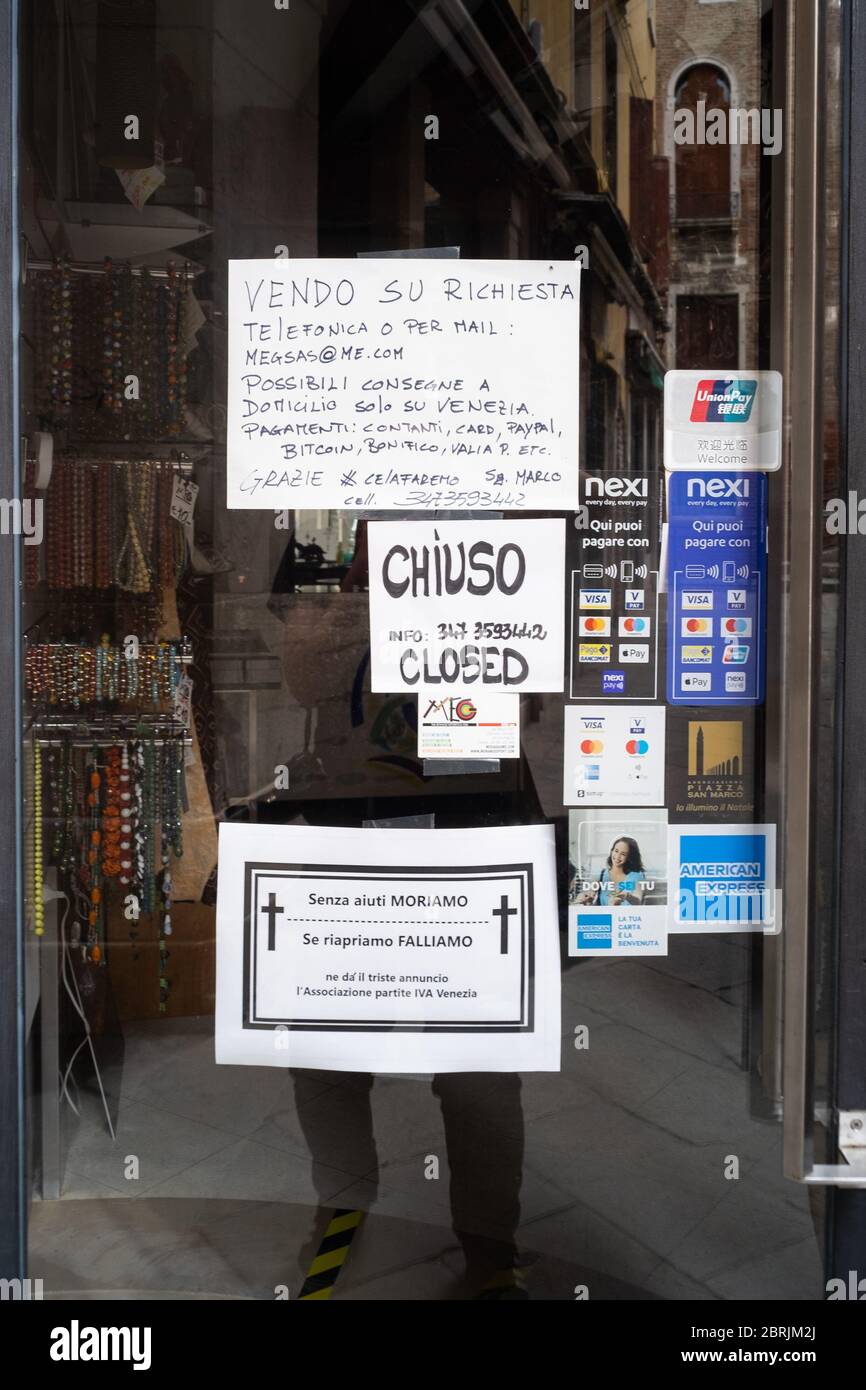 VENEZIA, ITALIA - MAGGIO: Un negozio con un cartello con scritto ' senza aiuto moriamo, se riapriamo non siamo riusciti.' è chiuso come altre imprese che a causa di Foto Stock