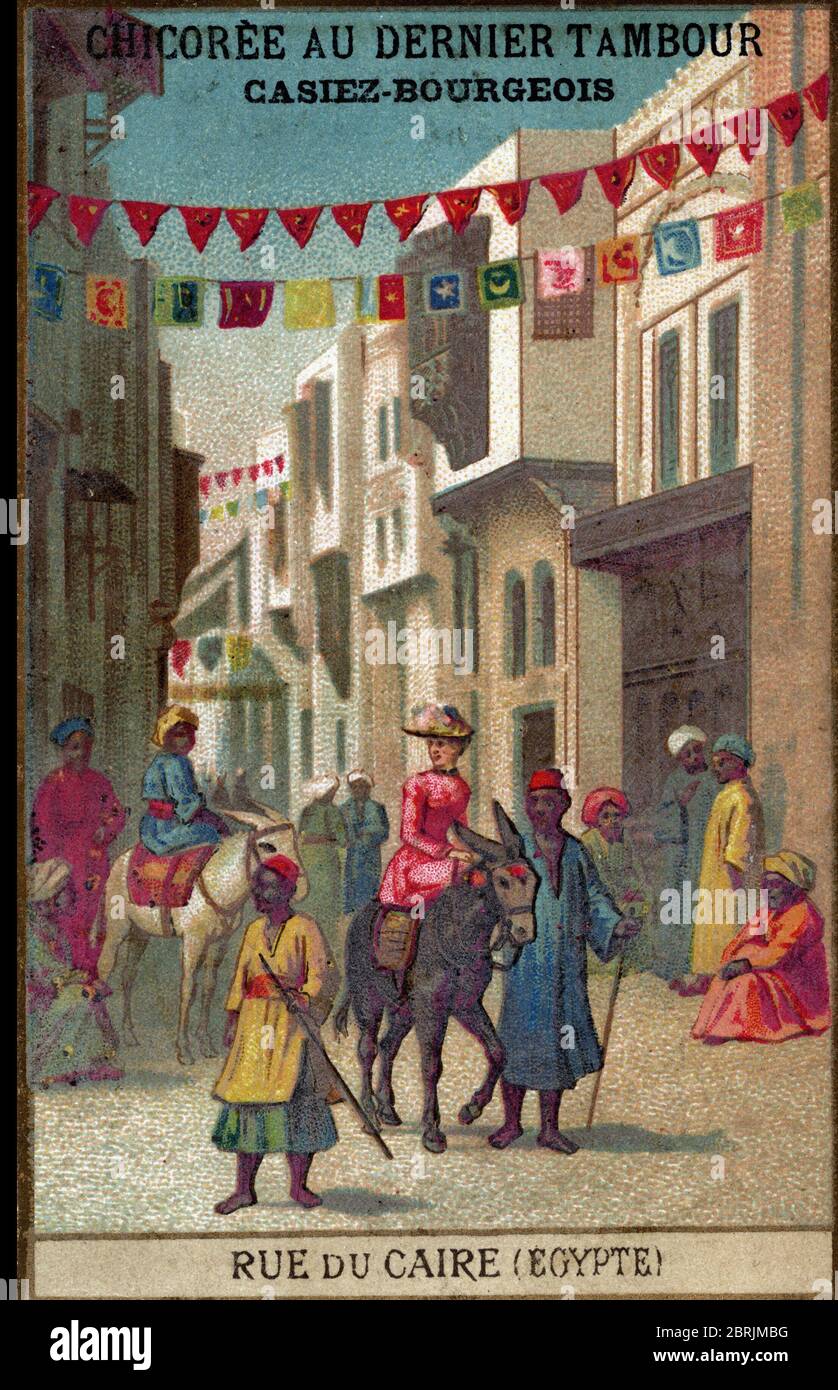 Histoire du tourisme : touriste occidentale a dos d'ane dans une rue du Caire en Egypte (UN turista francese che visita su un asino una strada al Cairo, Egy Foto Stock