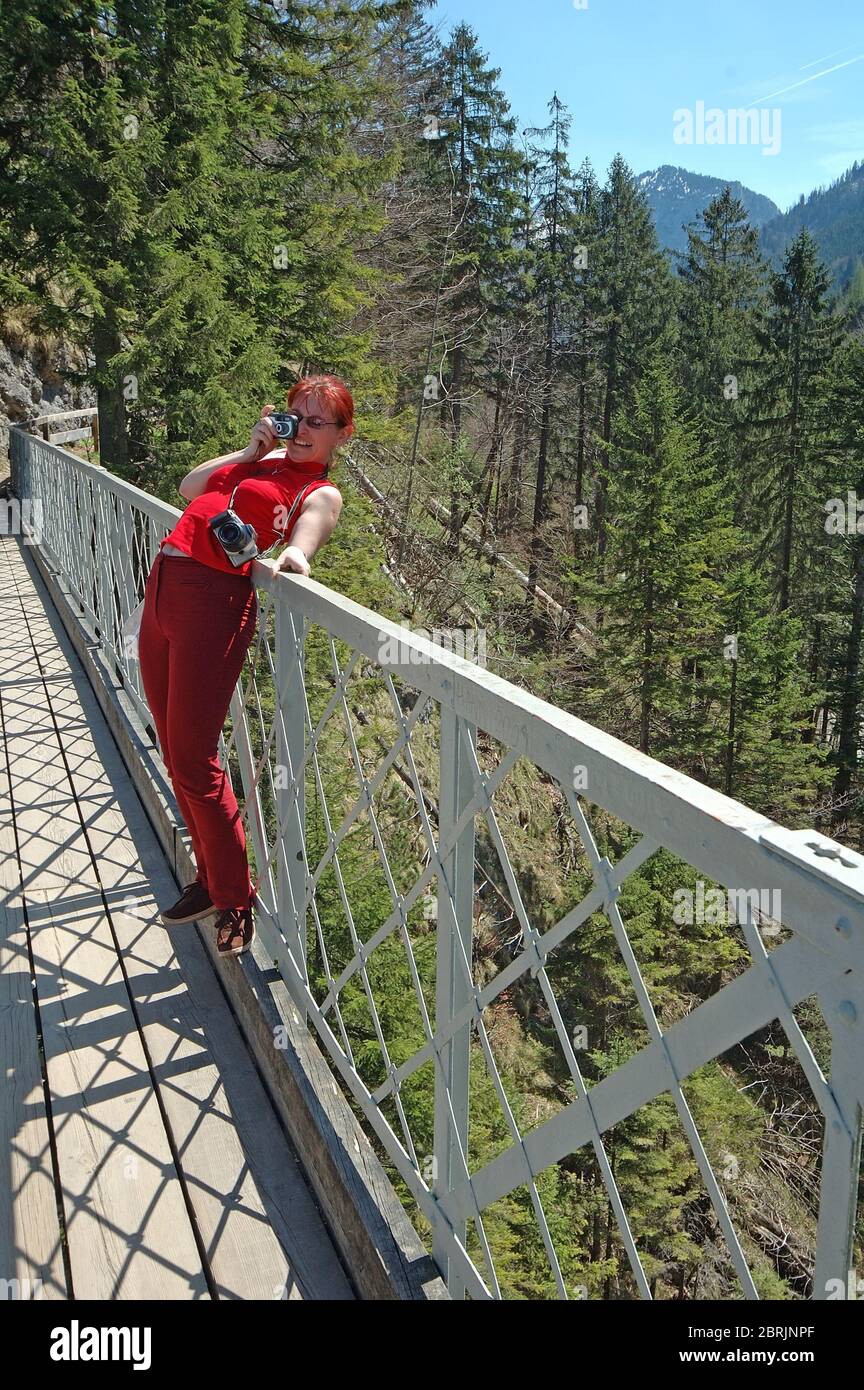 Fotografo su un ponte stretto, Germania Foto Stock