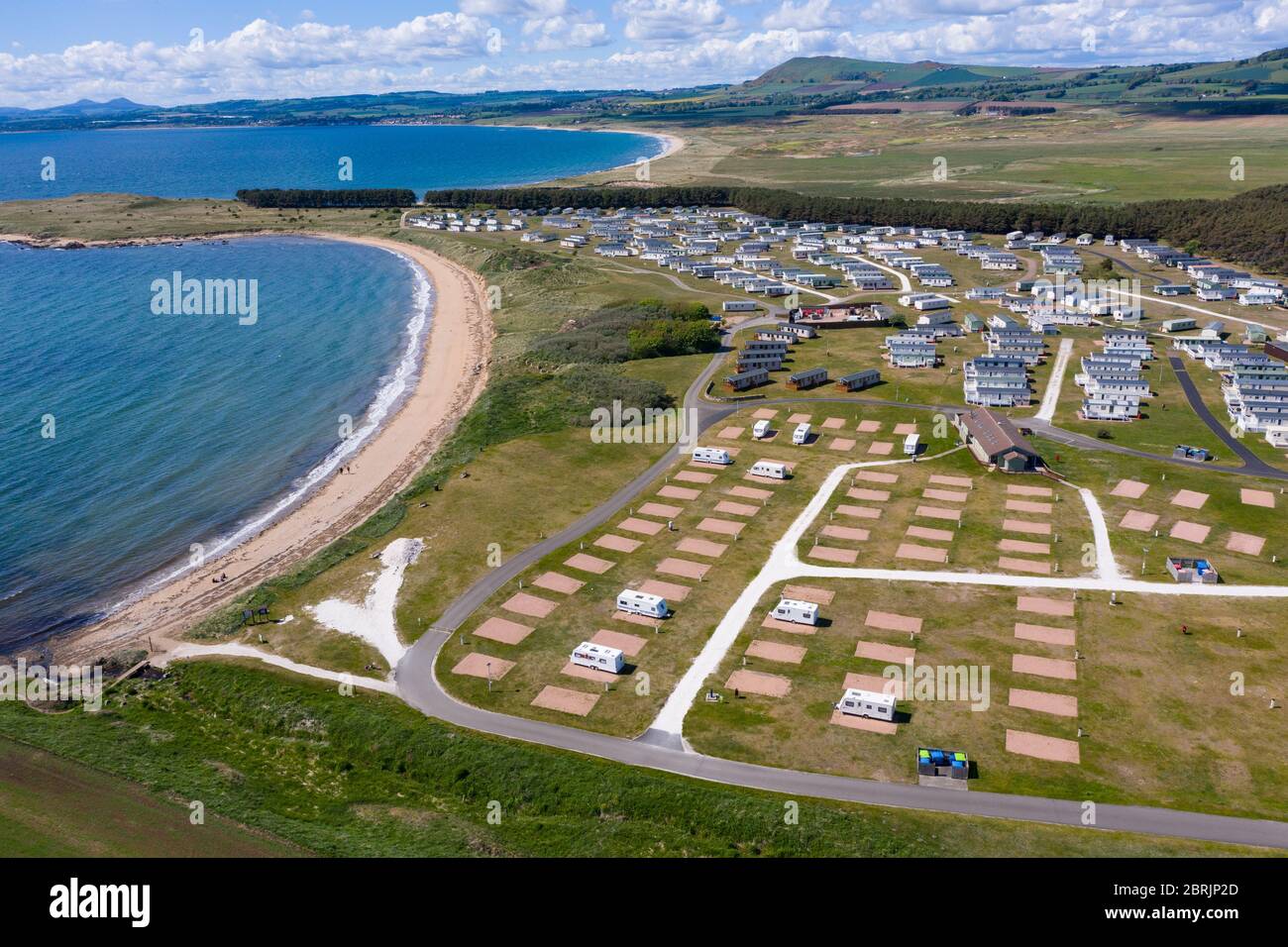 Vista aerea delle piazzole di roulotte vuote all'Elie Holiday Park vicino a Elie in Fife. Normalmente occupato in questo periodo dell'anno ma è chiuso a causa del covid-19 blocco. Foto Stock