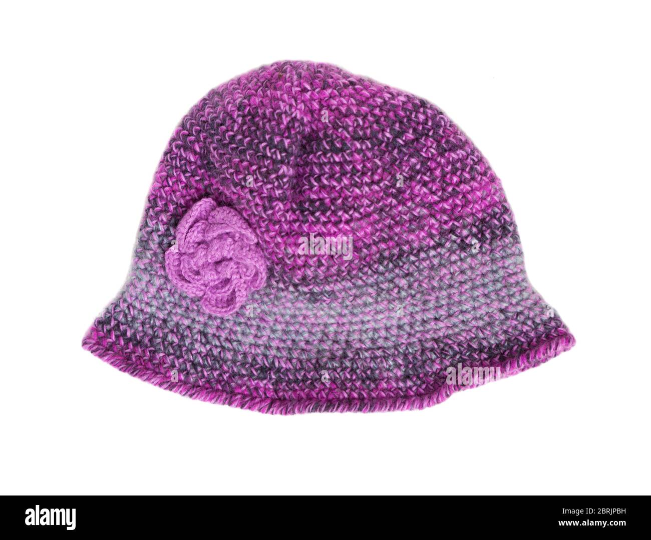 Cappello a maglia isolato su sfondo bianco. Cappellino in lana invernale. Cappello in tessuto lavorato a maglia con fiore. Foto Stock