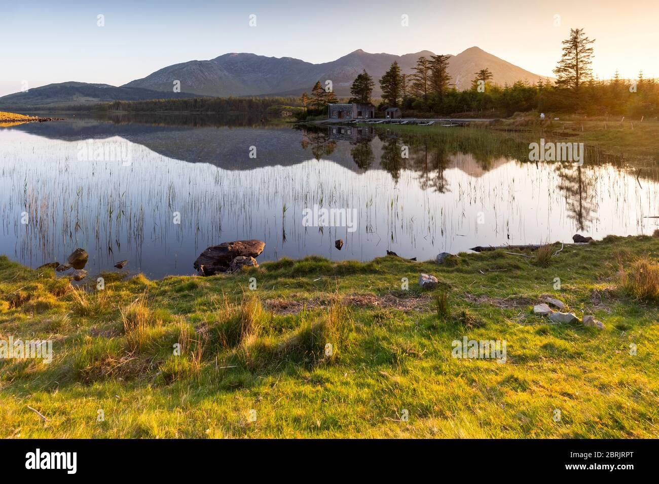 Tramonto sul lago Lough Inagh, Parco Nazionale del Connemara, Contea di Galway, provincia di Connecht, Irlanda, Europa. Foto Stock