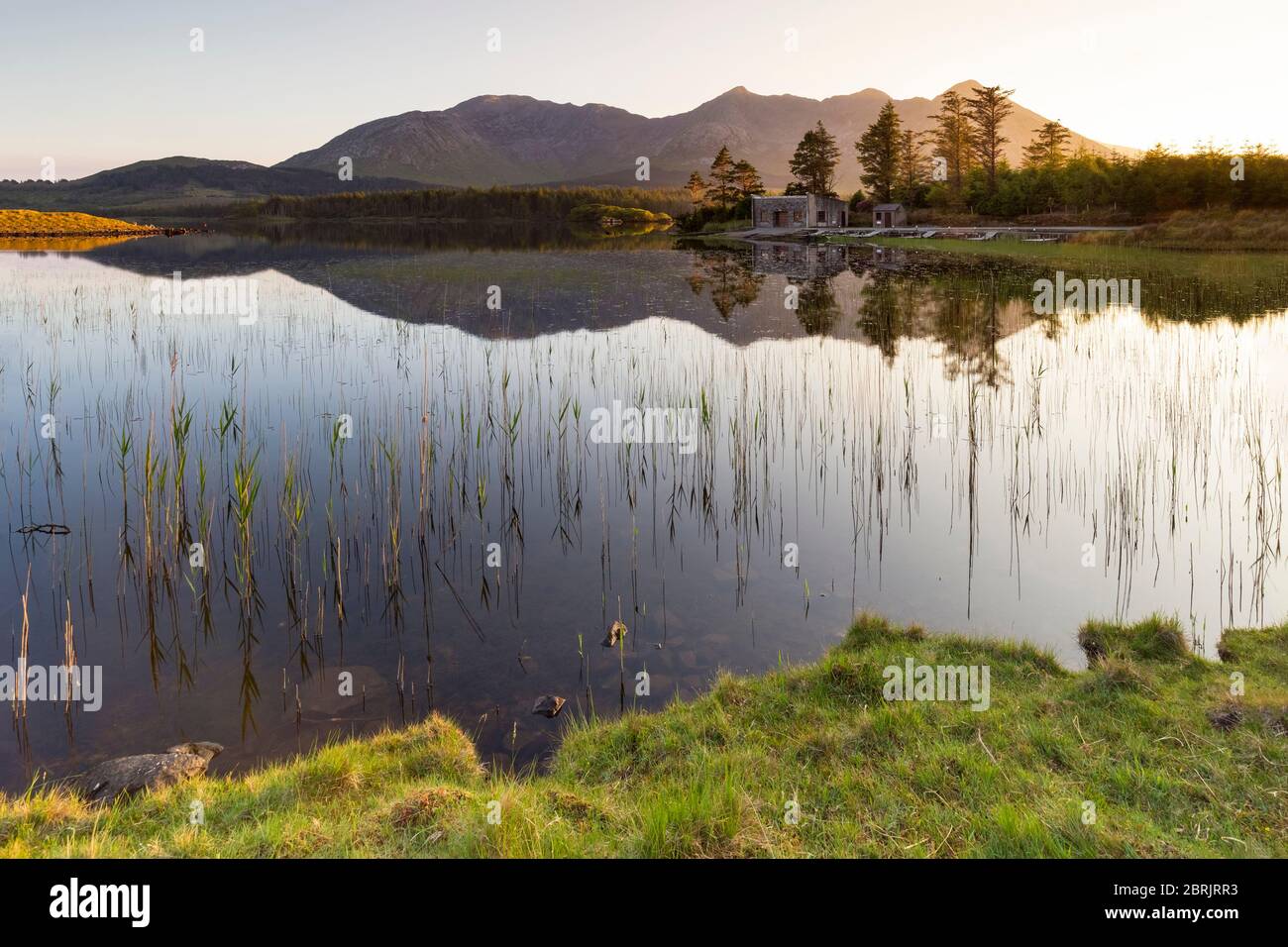 Tramonto sul lago Lough Inagh, Parco Nazionale del Connemara, Contea di Galway, provincia di Connecht, Irlanda, Europa. Foto Stock
