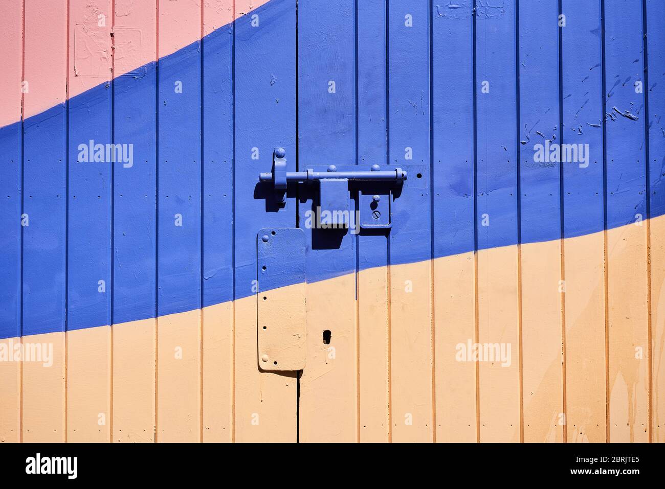 Una serratura su una porta colorata. Foto Stock