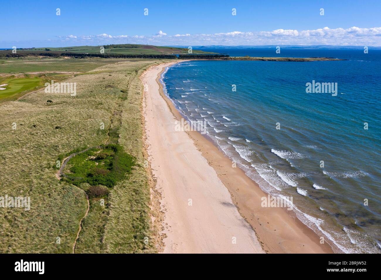 Vista aerea della spiaggia e delle dune di Dumbarnie sulla Baia di Largo a Fife, Scozia, Regno Unito Foto Stock
