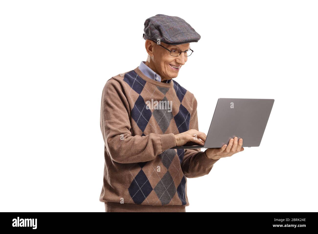 Uomo anziano in piedi e utilizzando un computer portatile isolato su sfondo bianco Foto Stock