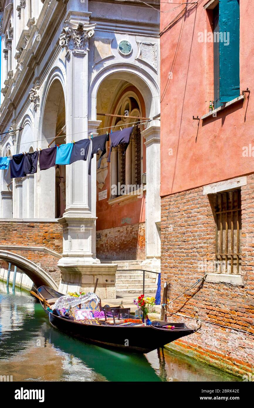 Lavanderia sospesa ad asciugare a San Polo, Venezia, Italia Foto Stock