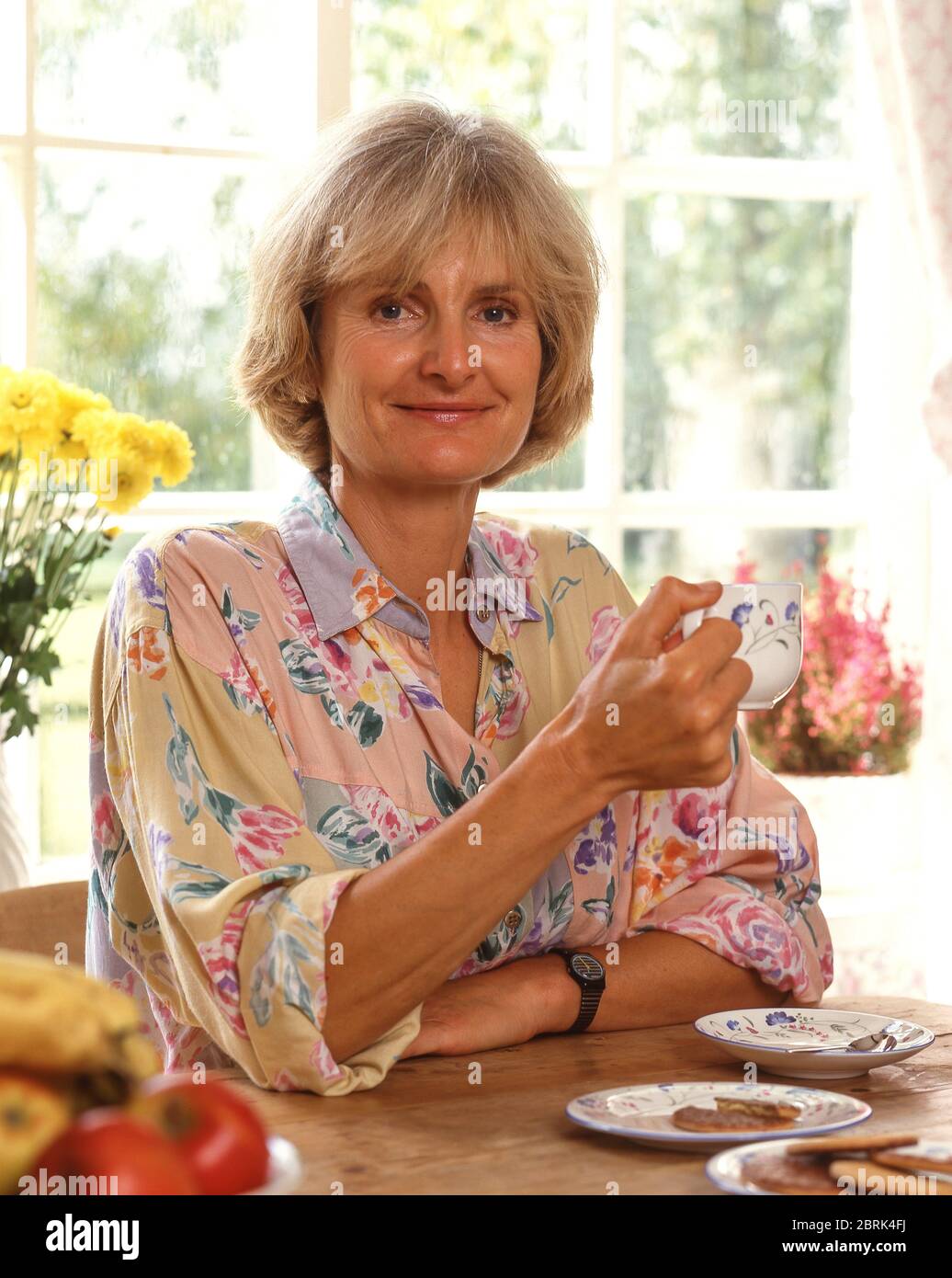 Donna che beve una tazza di tè, Winkfield, Berkshire, Inghilterra, Regno Unito Foto Stock