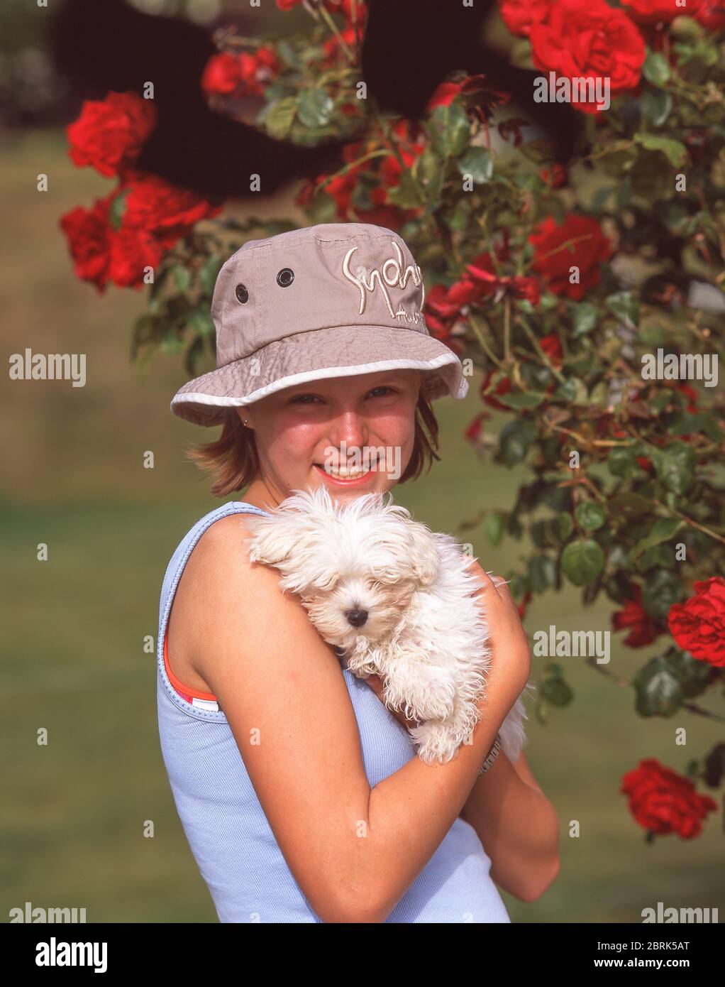 Ragazza giovane che tiene il piccolo cucciolo, Cashmere, Christchurch, Canterbury Regione, Nuova Zelanda Foto Stock