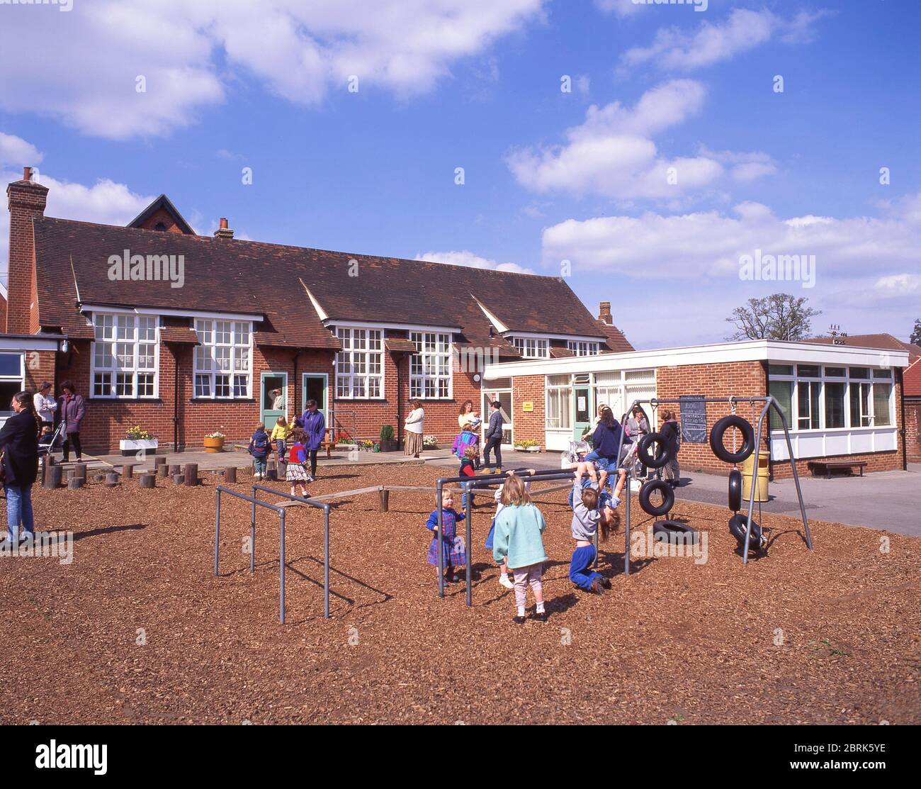 Campo giochi della scuola, scuola elementare Holy Trinity, Church Road, Sunningdale, Berkshire, Inghilterra, Regno Unito Foto Stock