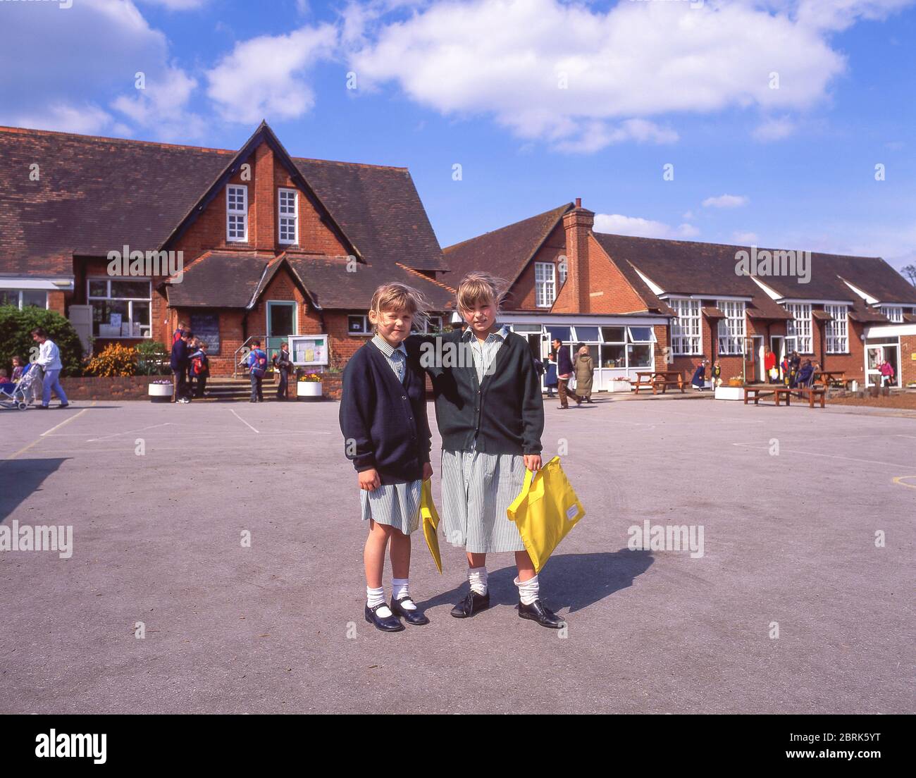 Ragazze nel campo giochi scolastico presso la scuola elementare Holy Trinity, Church Road, Sunningdale, Berkshire, Inghilterra, Regno Unito Foto Stock