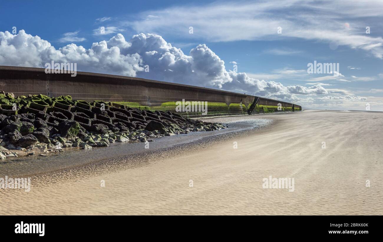 Wallasey argine, una difesa costiera in cemento alta 4 metri che corre per 3.6 km da New Brighton a Hoylake. Foto Stock