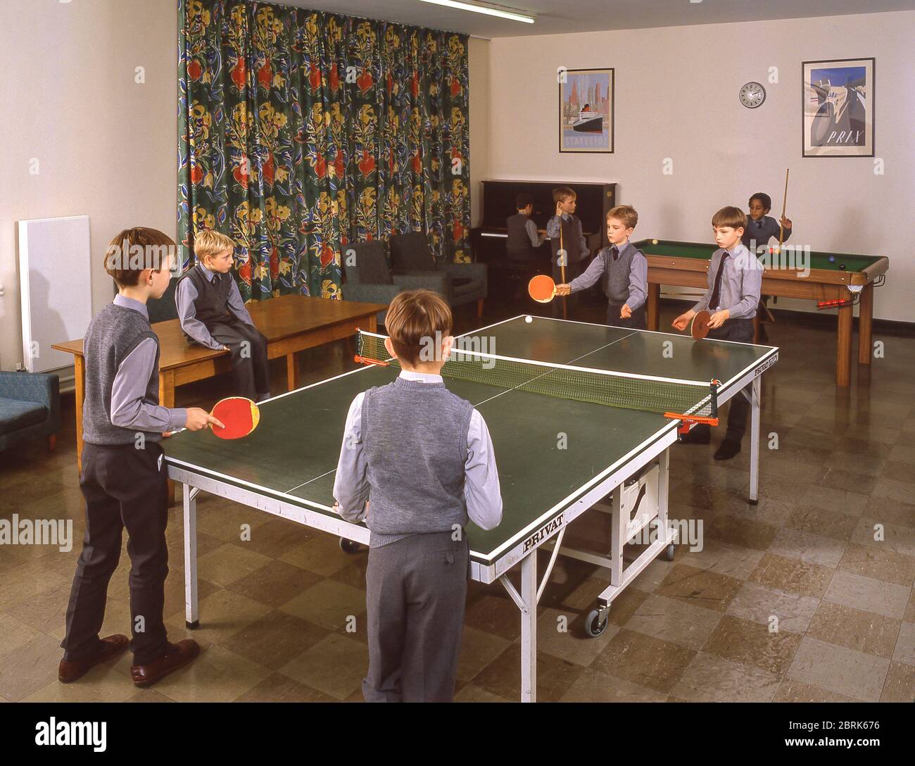 Ragazzi che giocano a ping pong alla scuola preparatoria d'imbarco, Surrey, Inghilterra, Regno Unito Foto Stock