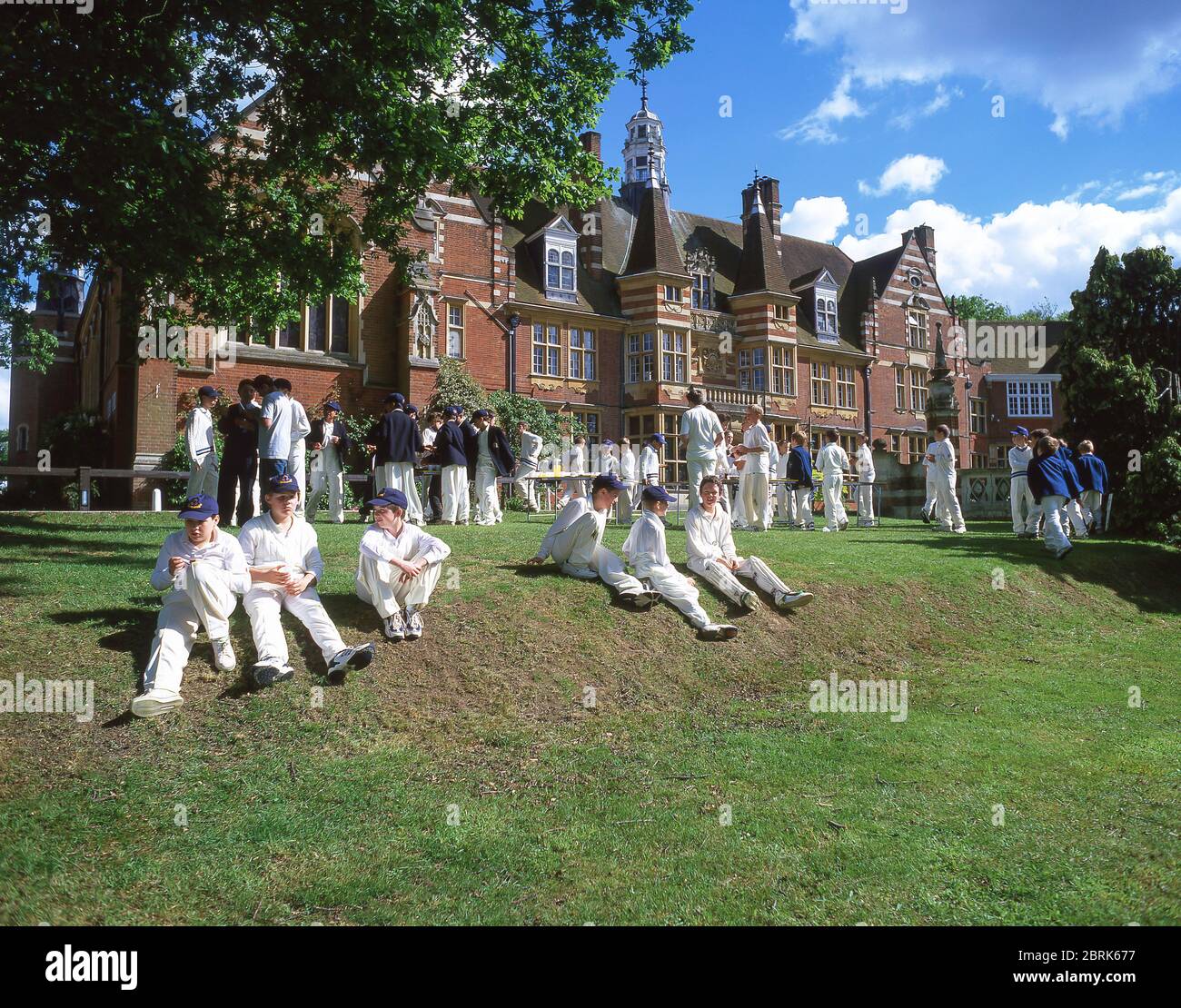 XI squadre di cricket presso la scuola preparatoria St John's Beaumont, Priest Hill, Old Windsor, Berkshire, Inghilterra, Regno Unito Foto Stock