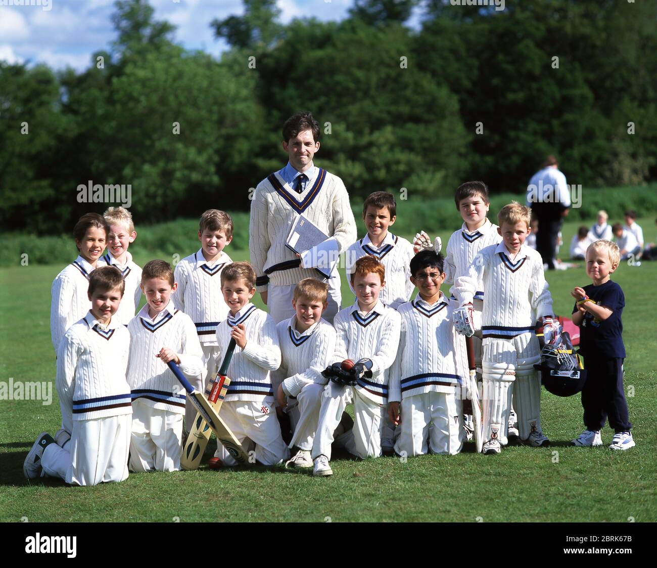 Primo undici team di cricket presso la scuola preparatoria St John's Beaumont, Priest Hill, Old Windsor, Berkshire, Inghilterra, Regno Unito Foto Stock