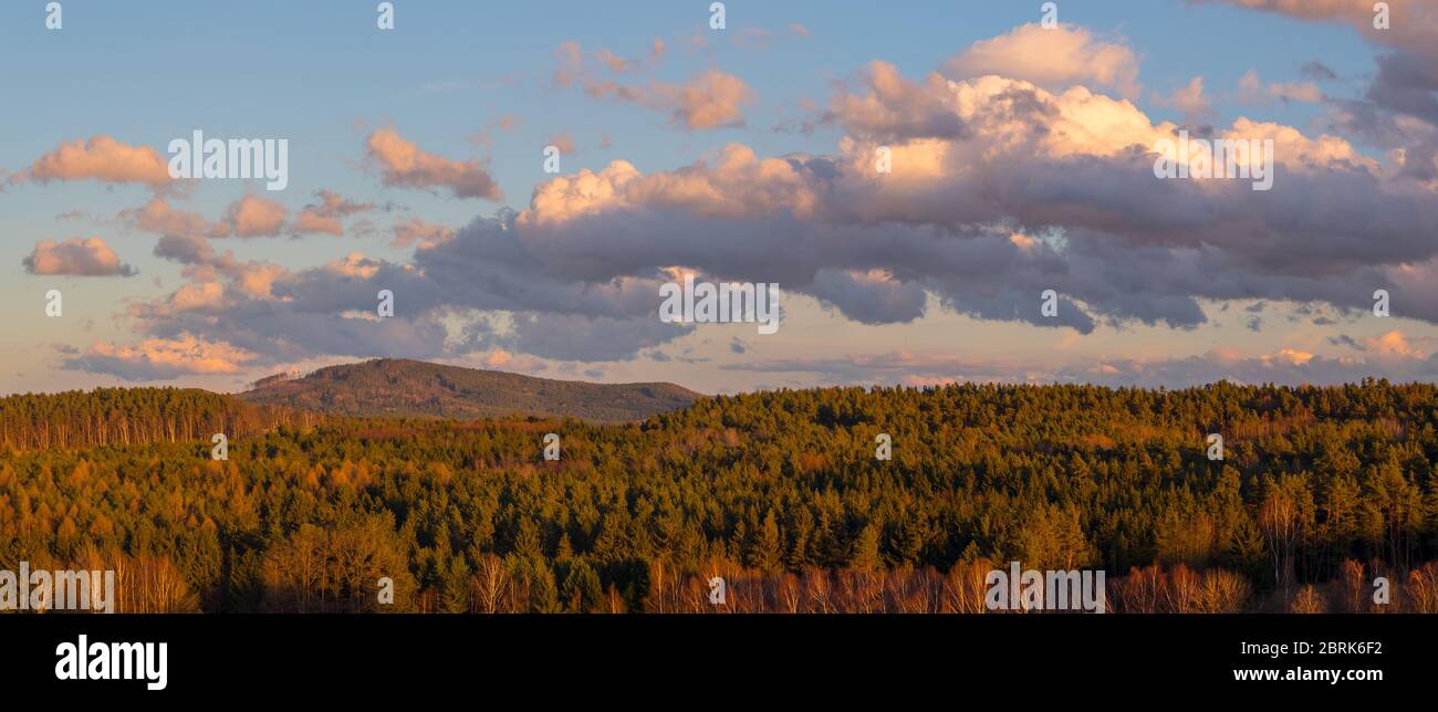 paesaggio al tramonto, foreste, montagne, belle nuvole Foto Stock