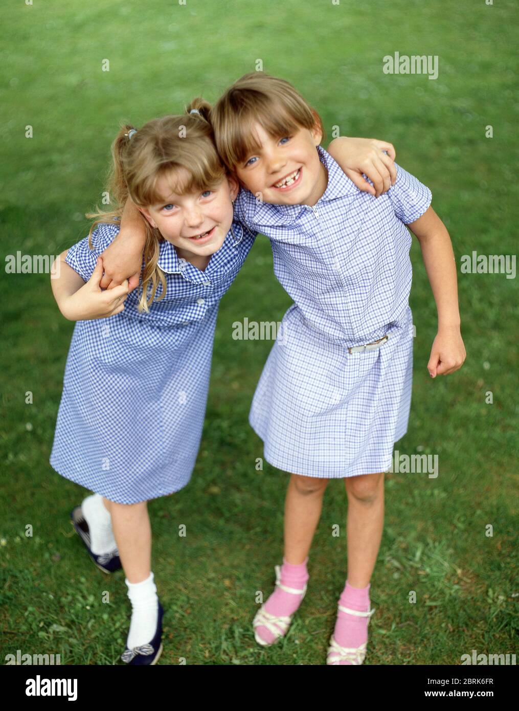 Ragazze della scuola primaria nel parco giochi, Surrey, Inghilterra, Regno Unito Foto Stock