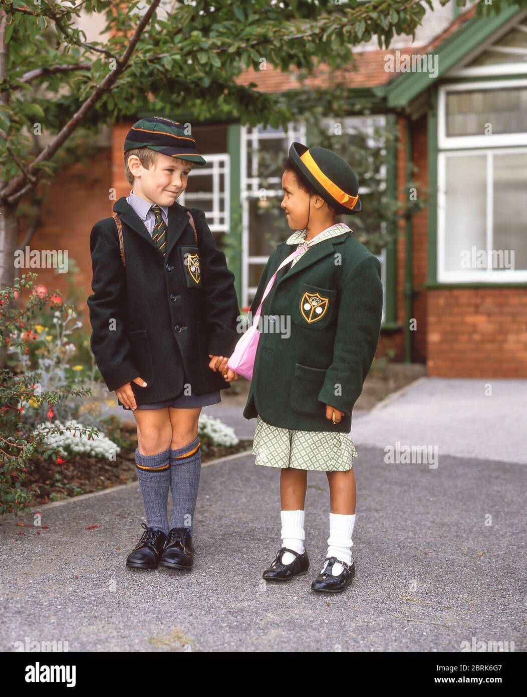 I bambini delle scuole elementari in uniforme scolastica, Guildford, Surrey, Inghilterra, Regno Unito Foto Stock