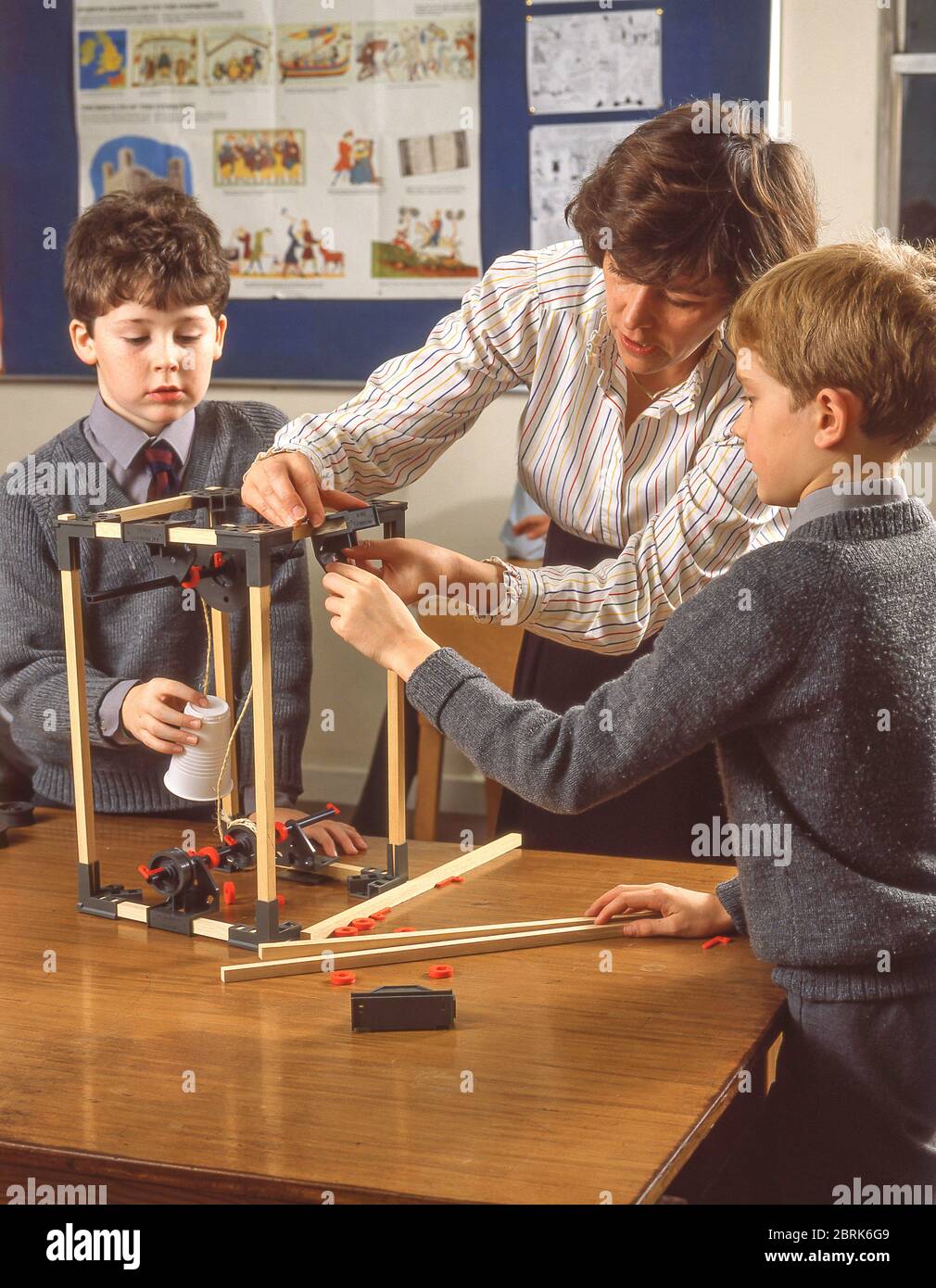 Bambini che costruiscono motori elettrici in classe scientifica, Surrey, Inghilterra, Regno Unito Foto Stock