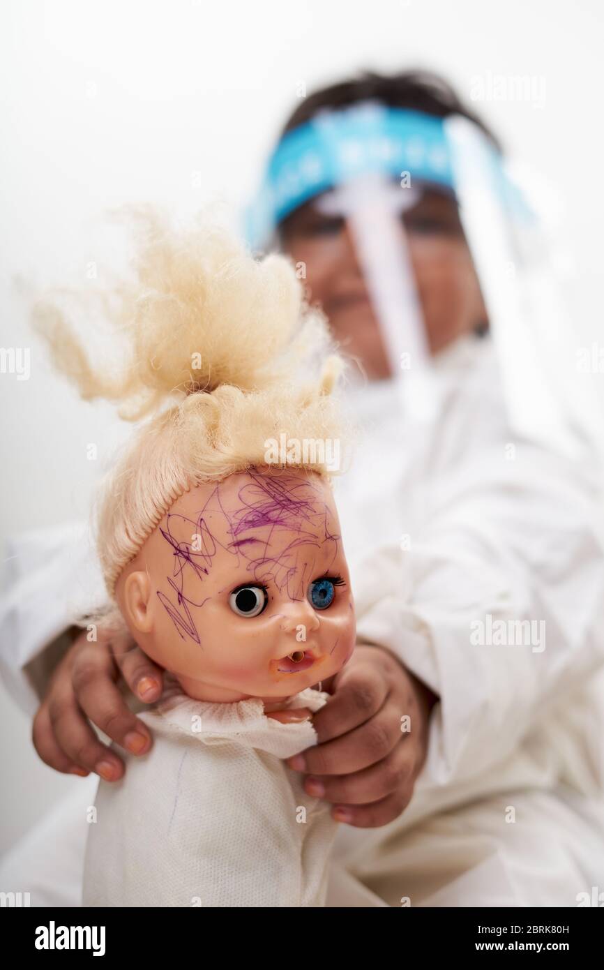 Bambina con bambola che indossa uno scudo protettivo per fermare la malattia  trasmessa, effetti di infezione da virus in tutto il mondo malattia Foto  stock - Alamy
