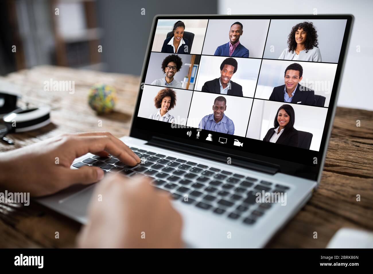 Uomo che lavora da casa avere un gruppo online videoconferenza su laptop Foto Stock