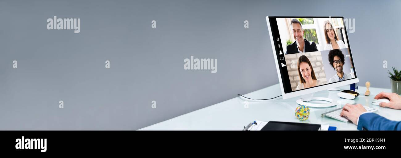 Uomo che lavora da casa avere un gruppo online videoconferenza su laptop Foto Stock