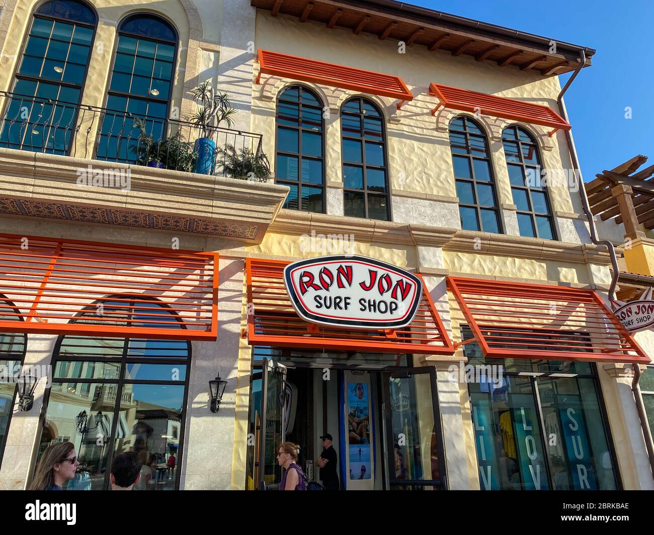 Orlando, FL/USA-2/13/20: Il fronte dello storefront Ron Jon in un centro commerciale all'aperto a Orlando, Florida. Foto Stock