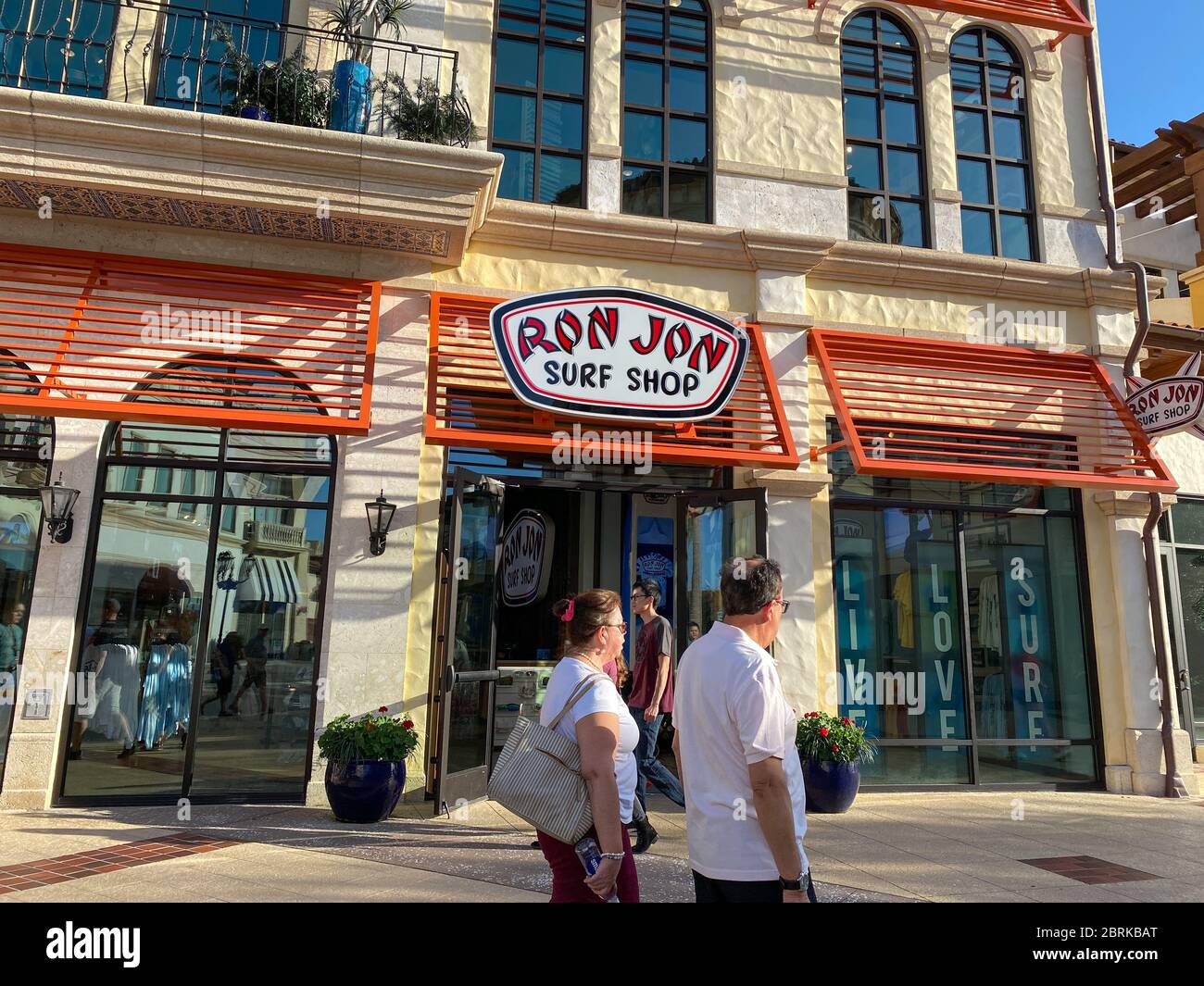 Orlando, FL/USA-2/13/20: Il fronte dello storefront Ron Jon in un centro commerciale all'aperto a Orlando, Florida. Foto Stock