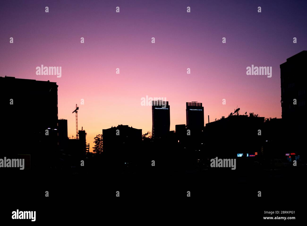 Izmir, Turchia - 2 novembre 2019: Silhouette di Folkart torri edificio a Smirne Foto Stock