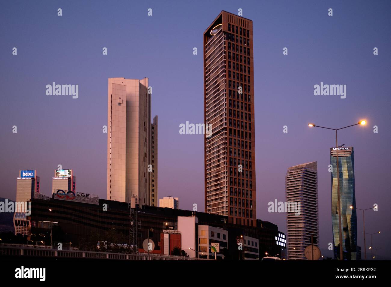 Izmir, Turchia - 2 novembre 2019: Grattacielo di EGE Perla, grattacielo di Mistral e le Torri Folkart si trovano in una vista da Ankara Road. A Izmir, Turchia. Foto Stock