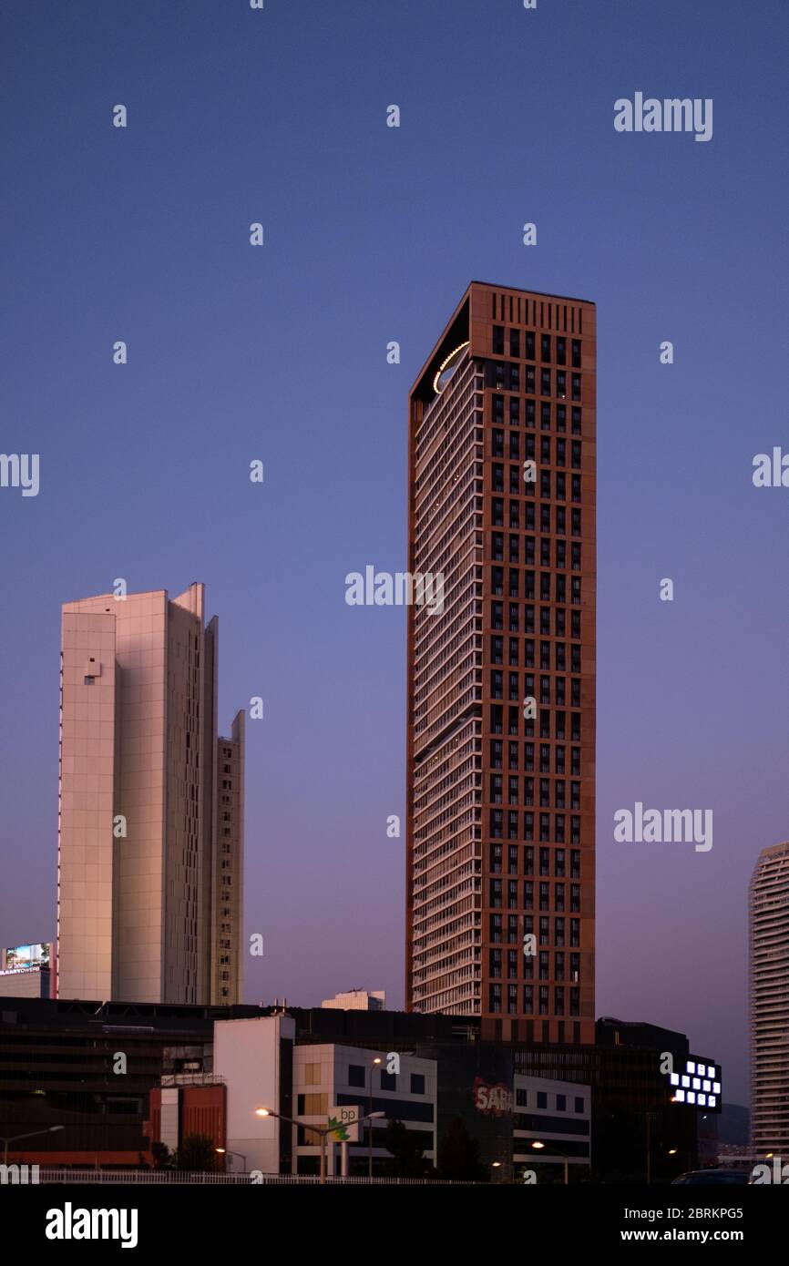 Izmir, Turchia - 2 novembre 2019: Torre di EGE Perla al tramonto. Foto Stock