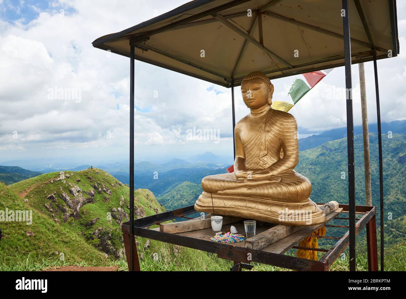 Statua di Buddha in cima al Little Adam's Peak a Ella, Sri Lanka. Foto Stock
